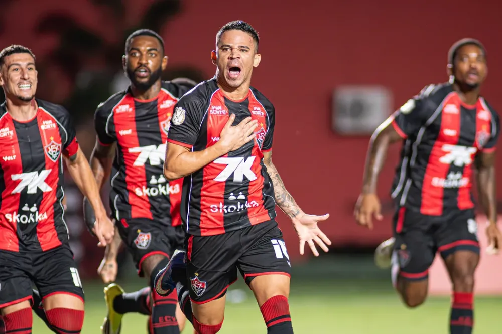 Melhor mandante, Vitória desafia no Barradão o melhor visitante Palmeiras