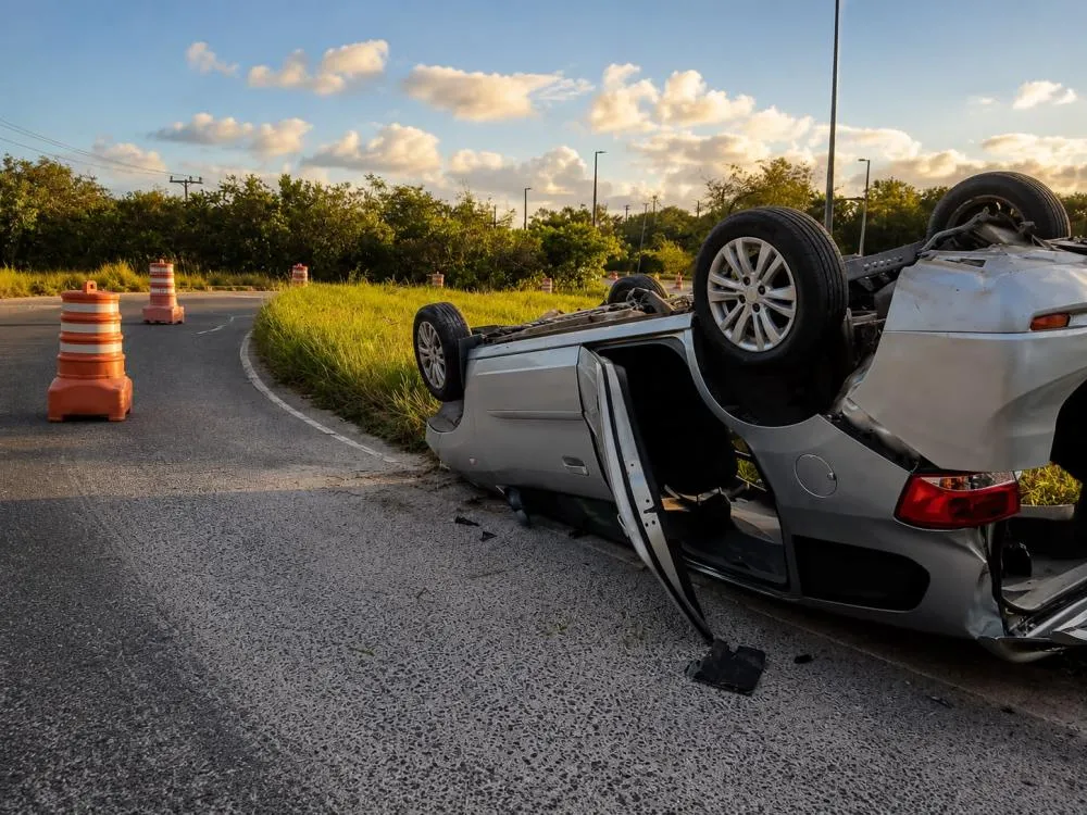 Motorista cochila ao volante, capota carro e sai ileso na rotatória do Iberostar, em Praia do Forte