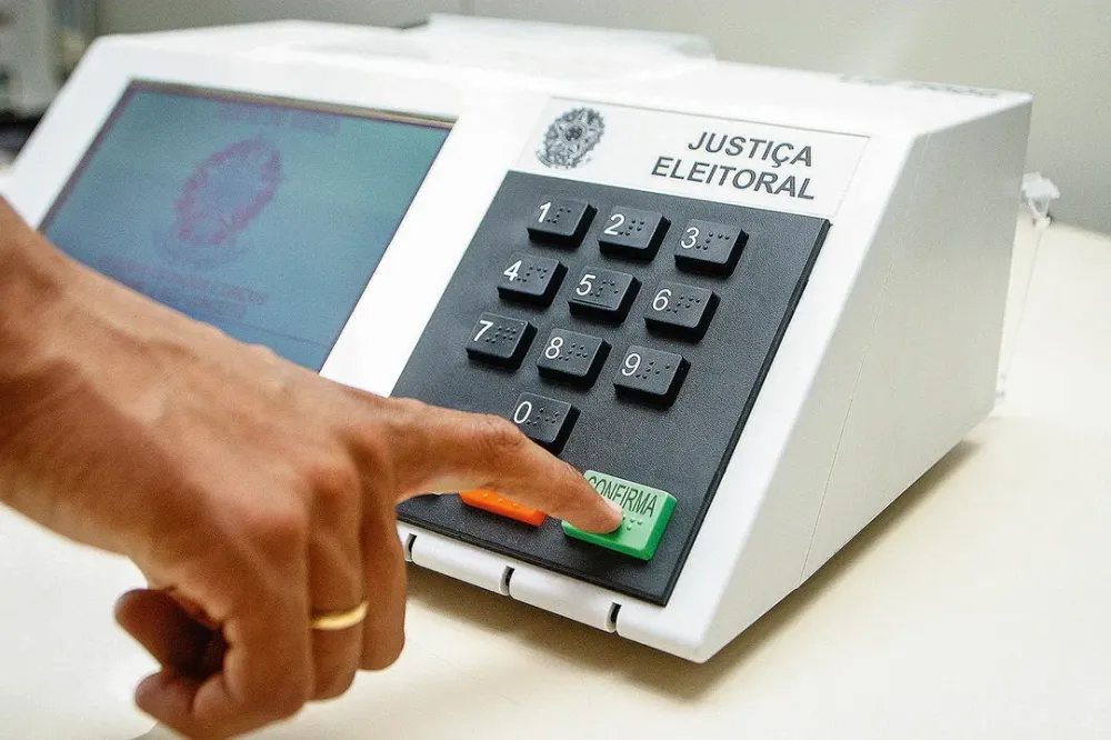 Eleições terão ação contra IA e fake news com multa de até R$ 30 mil