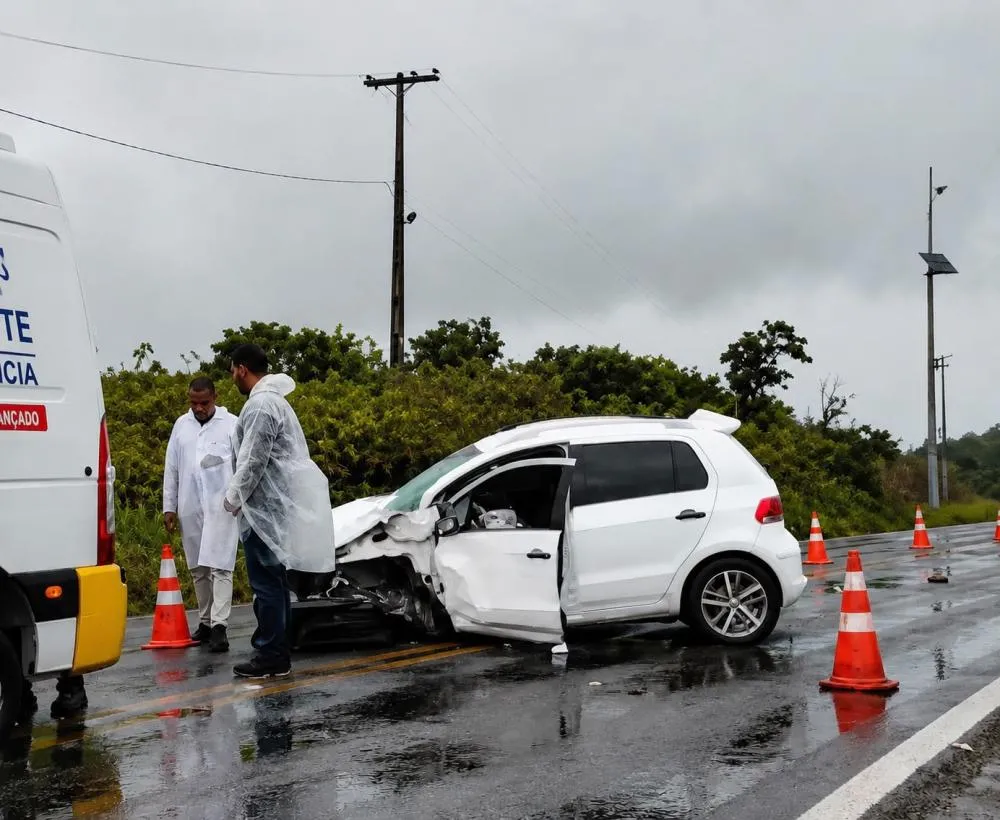 Acidente deixa duas pessoas feridas na BA-093, em Dias d’Ávila