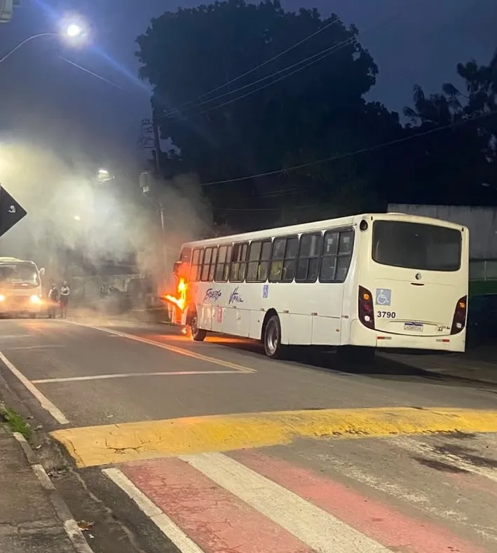 Ônibus pega fogo parcialmente no Centro de Mata de São João; passageiros conseguem deixar veículo a tempo