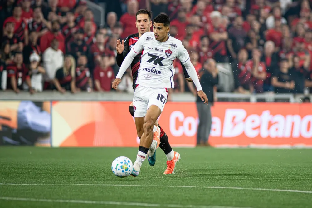 Vitória larga em desvantagem contra o Athletico-PR nas oitavas da Copa do Brasil