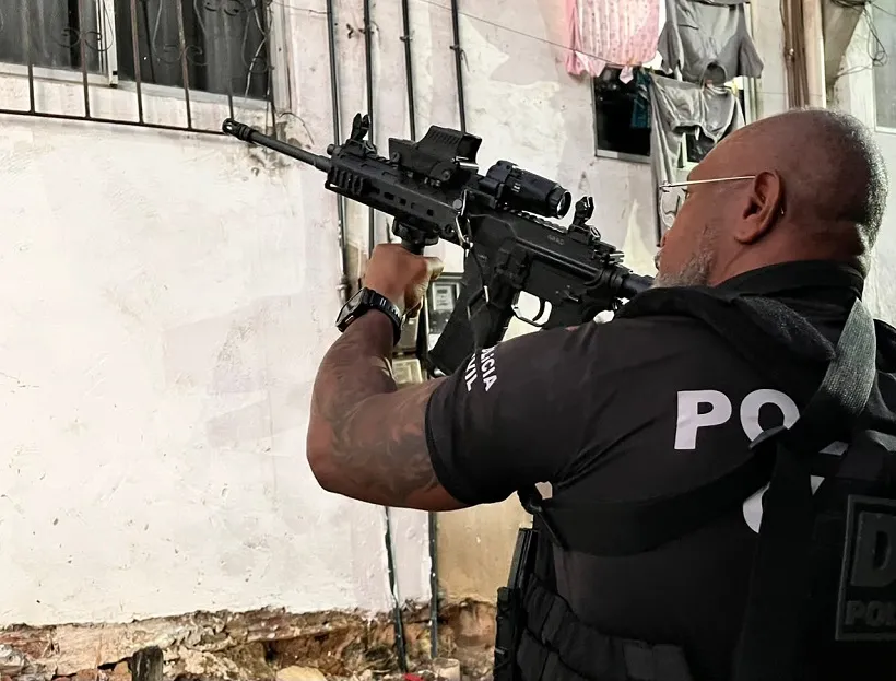 Suspeito de envolvimento na morte de policial civil é apreendido durante operação em Salvador