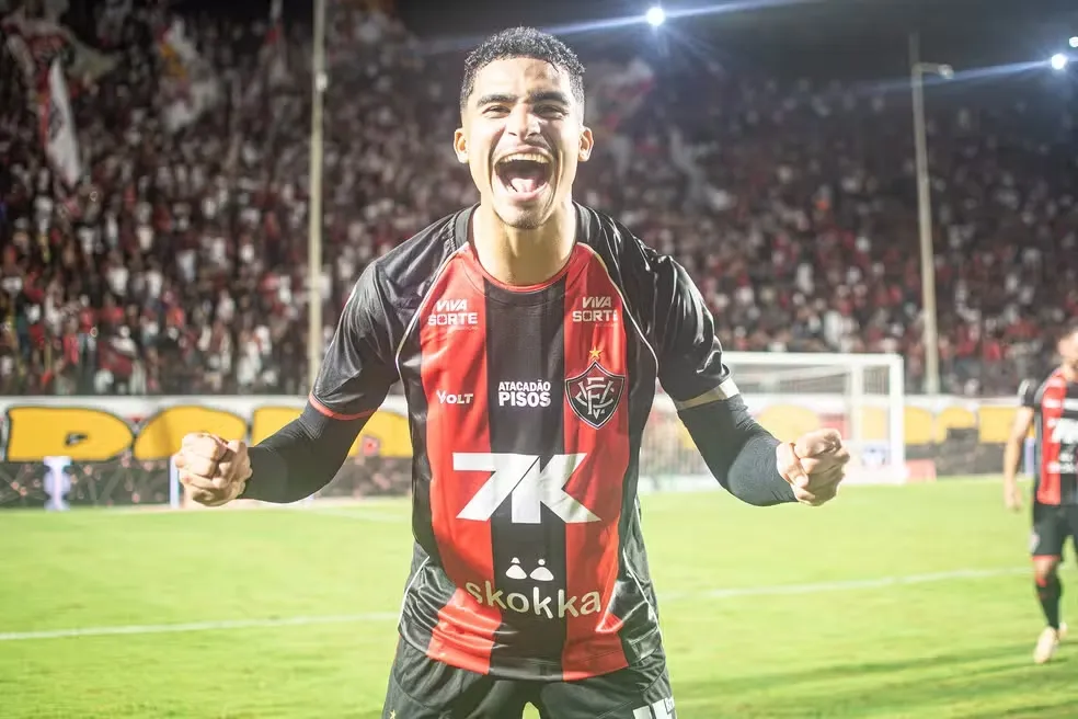 Vitória goleia Athletico-PR por 4 a 0 e avança às quartas da Copa do Brasil
