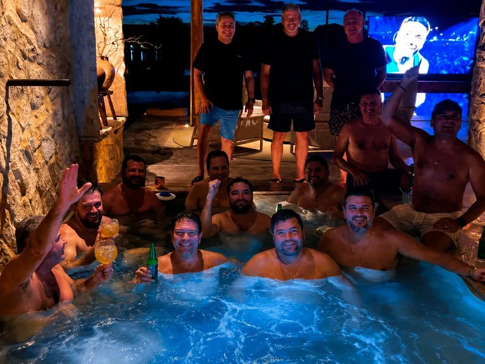 PF encontra foto de políticos baianos em festa com investigados por fraude bilionária no INSS