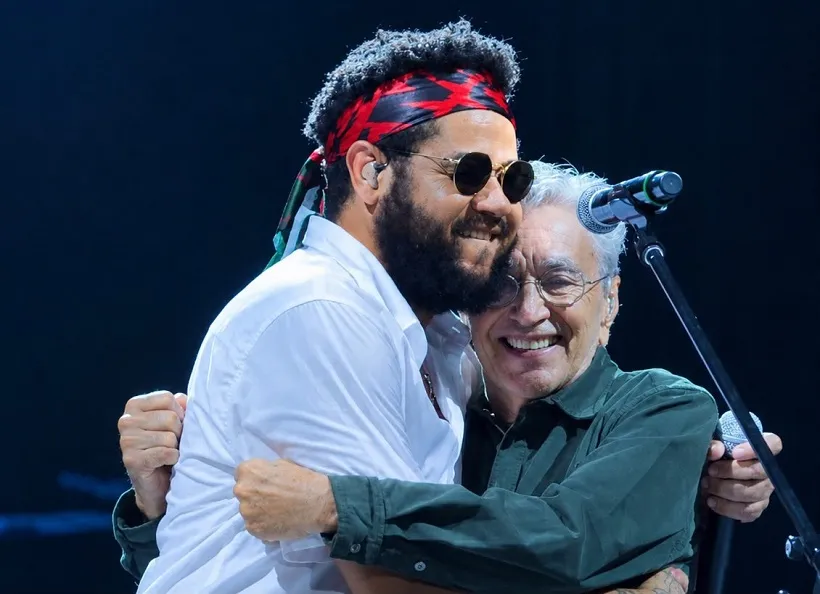 Aos 84 anos, Caetano Veloso divide palco com Emicida em festival no Rio de Janeiro
