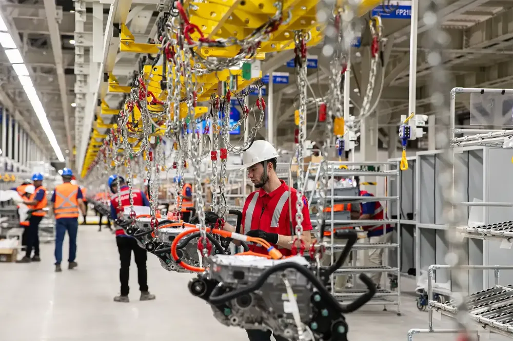 BYD mantém 77 vagas abertas em Camaçari; oportunidades abrangem áreas de produção, logística e engenharia