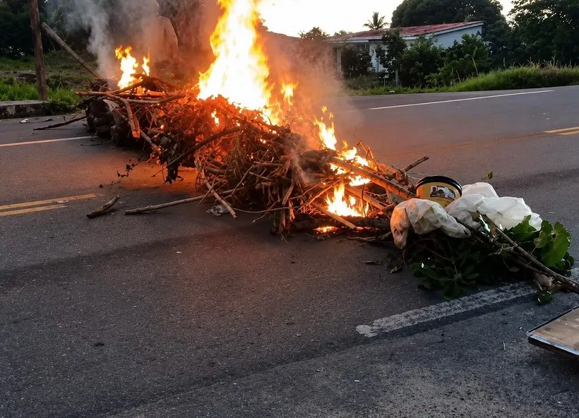 Moradores do Parque Real Serra Verde protestam por melhorias e bloqueiam parcialmente Estrada da Cascalheira