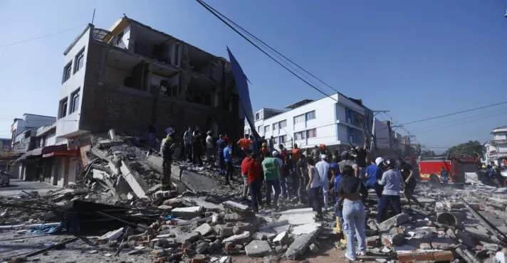 Terremoto de magnitude 7,4 atinge a Colômbia, derruba prédios e mata 70 pessoas; há pessoas sob escombros