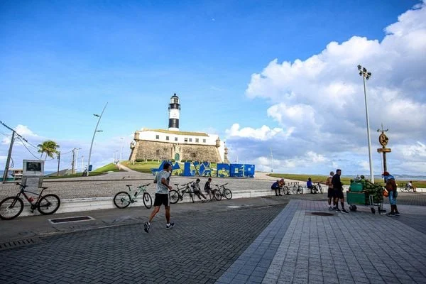 Arquibancada é instalada no Farol da Barra para contemplação do pôr do sol
