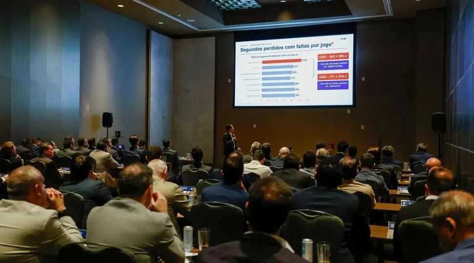 CBF aprova novas regras que incluem protocolo Vini Jr. e mudanças para goleiros