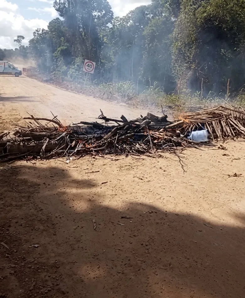 Moradores protestam contra falta de água há oito dias no Povoado do Serrão, em Mata de São João