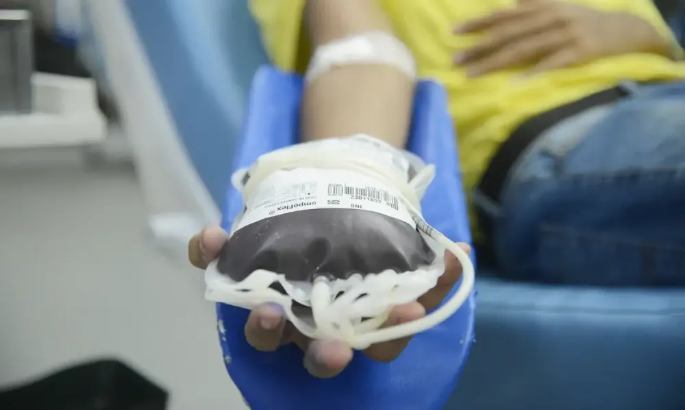 Novas regras reduzem espera para doação de sangue após tatuagem e piercing