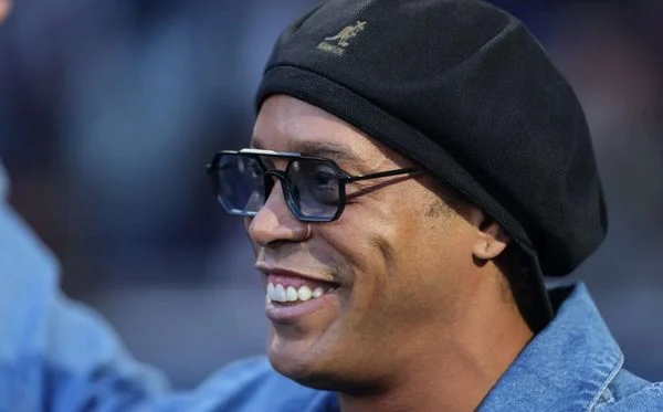 Ronaldinho Gaúcho pode comprar clube na Europa em meio à crise financeira
