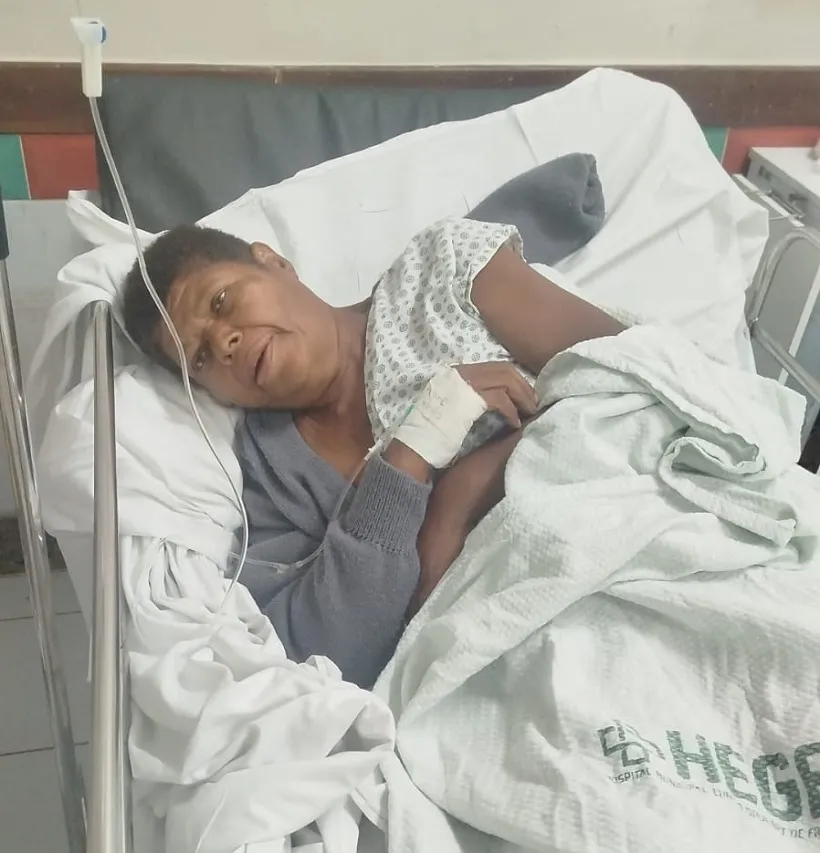 Idosa é transferida para hospital em Candeias após nove dias à espera de regulação