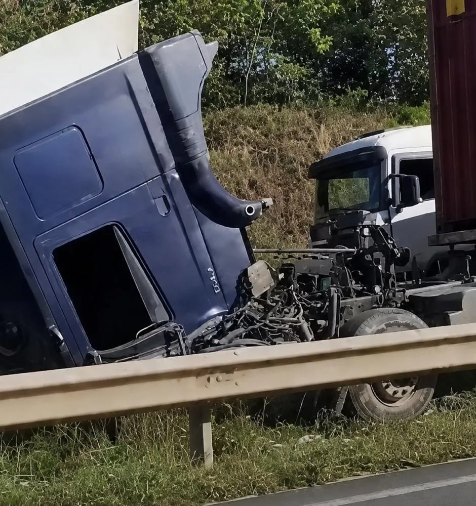 Motorista fica ferido após caminhão bater em proteção na Via Parafuso