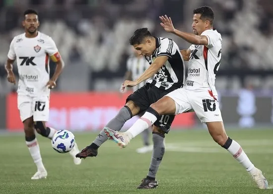 Vitória encerra preparação para duelo contra o Botafogo neste domingo (16)