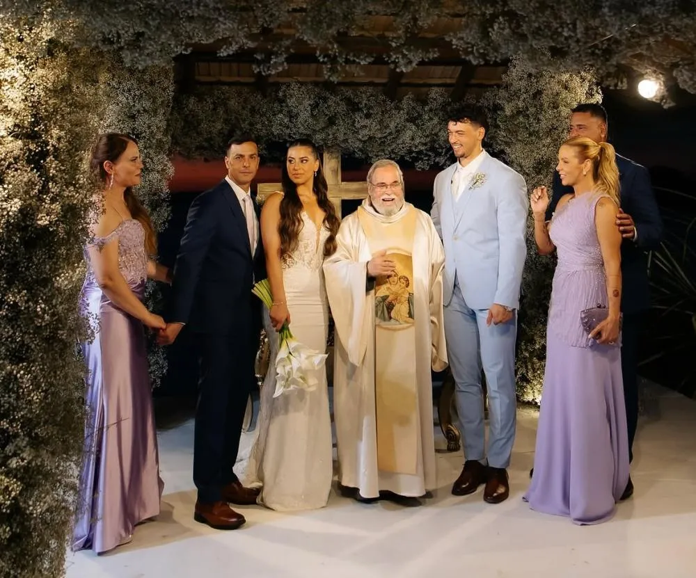 Filho de Carla Perez e Xanddy se casa com cerimônia celebrada pelo mesmo padre dos pais