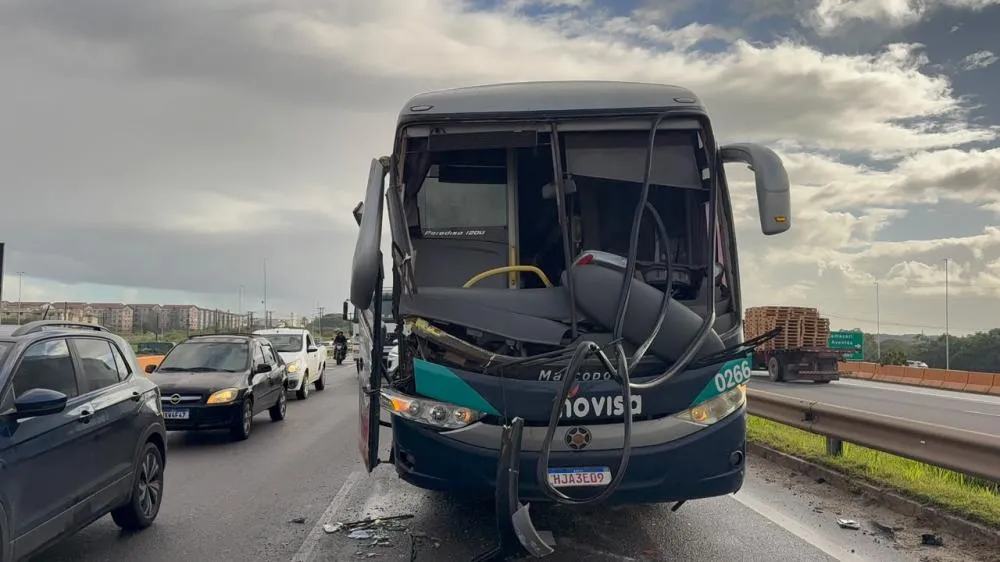Caçamba atinge ônibus de trabalhadores e motorista foge após acidente na Via Parafuso