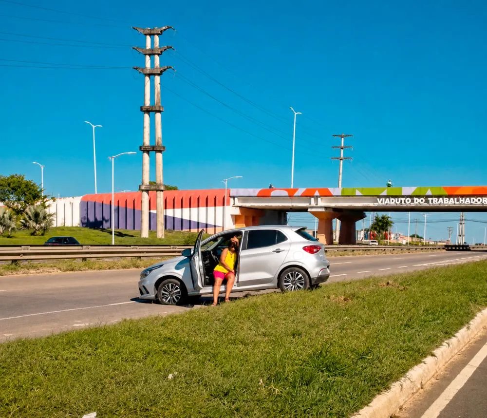 Motorista perde controle após passar por bueiro e quase invade Via Parafuso em Camaçari