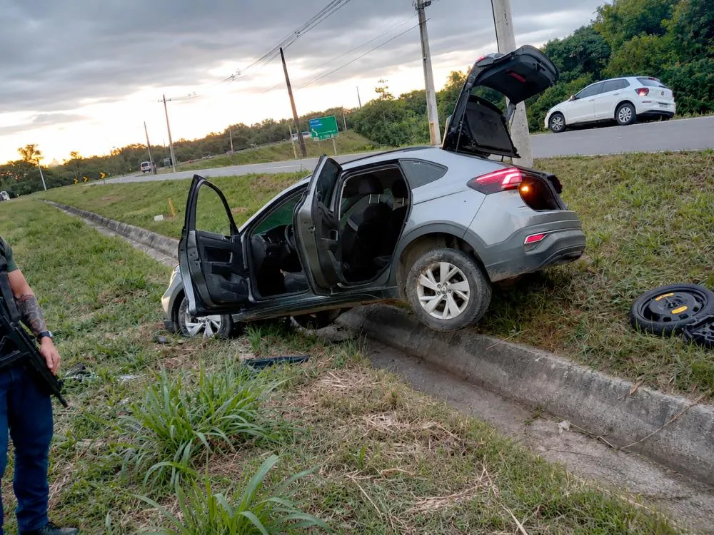 Carro roubado é recuperado e suspeito morre após confronto com a polícia em Camaçari
