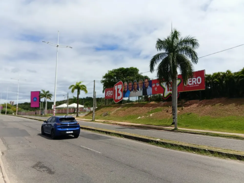 Justiça manda Jerônimo retirar outdoor na Avenida Paralela e envia caso ao MP para apurar