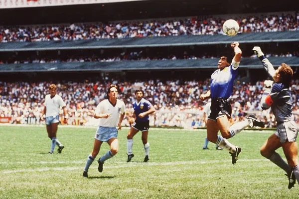 Bola usada nos dois gols históricos de Maradona é vendida por R$ 17 milhões em leilão
