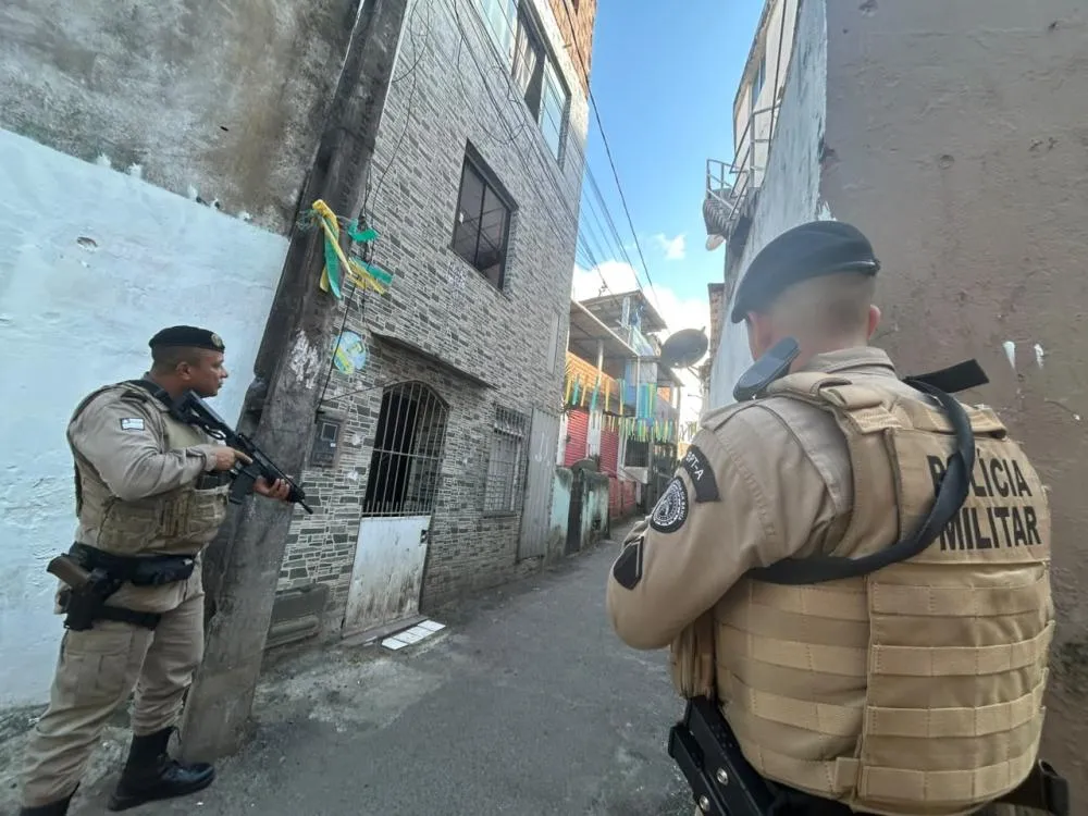 Operação Dominus Areae alcança cinco faccionados e apreende armas, drogas e dinheiro no Nordeste de Amaralina