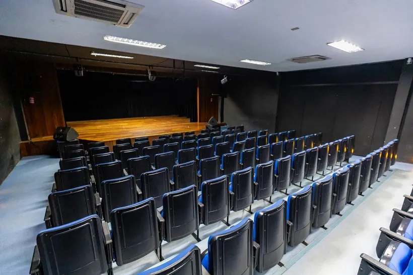 Comédia 'As Meninas da Pesada' leva humor e reflexão ao palco do Teatro Alberto Martins