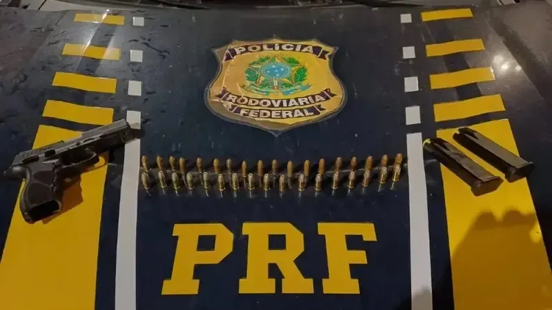 Motorista de caminhão é preso com pistola de uso restrito após tentar fugir de fiscalização em Simões Filho