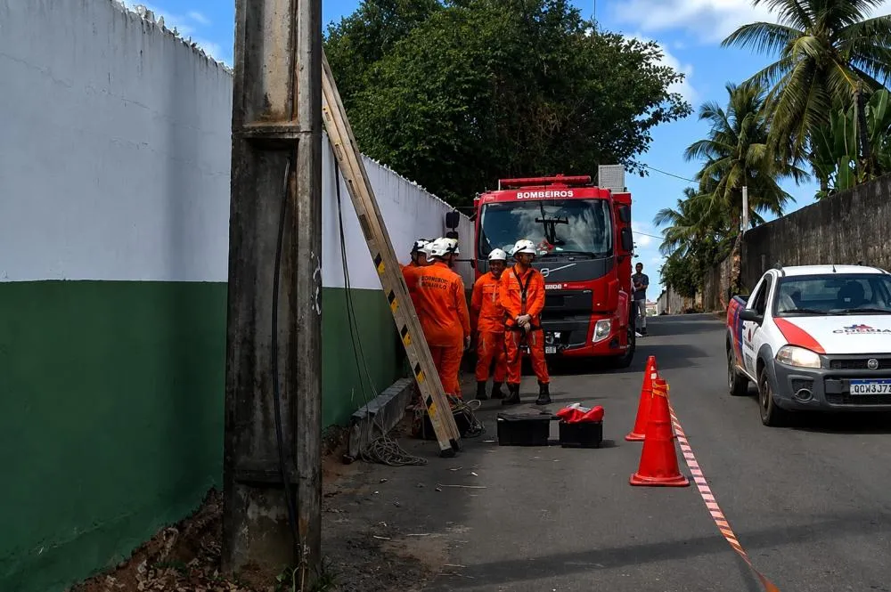 Homem morre após sofrer descarga elétrica e ficar preso a poste em Salvador