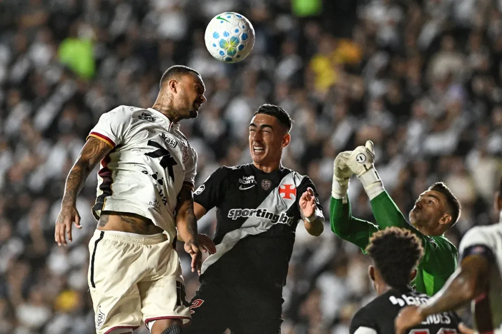 Vitória perde para o Vasco mesmo com um jogador a mais e sai em desvantagem na Copa do Brasil
