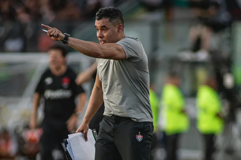 Sem vencer fora, Jair compara Vitória com campeão da Libertadores