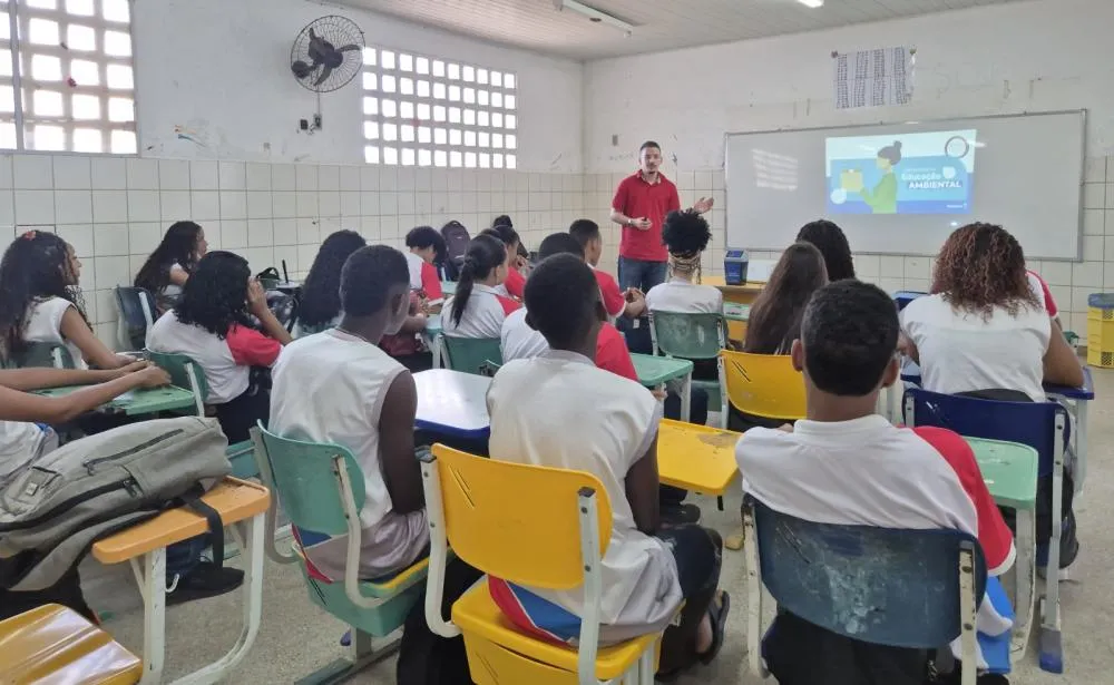 Palestra conscientiza estudantes de Camaçari sobre economia circular e importância da reciclagem