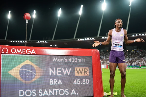 Alison dos Santos quebra recorde mundial nos 400m com barreiras e vence etapa da Diamond League