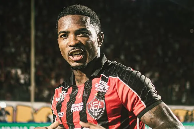 Cacá obtém efeito suspensivo e fica liberado para jogar contra o Atlético-MG neste sábado (29)