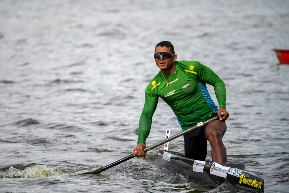 Baiano Isaquias Queiroz conquista novo ouro e faz história no Mundial de Canoagem
