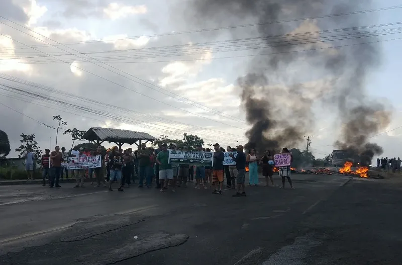 Moradores bloqueiam Estrada da Cascalheira em protesto por melhorias no Parque Real Serra Verde