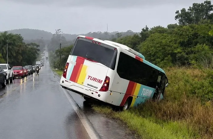 Micro-ônibus perde o controle e vai parar às margens da Cascalheira, em Camaçari