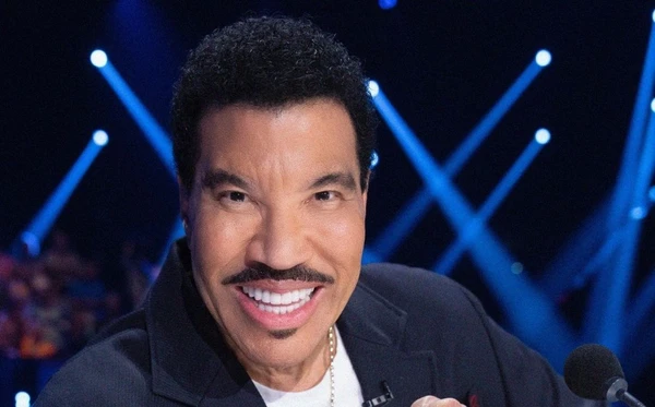 Lionel Richie segue internado em UTI após passar mal durante show nos EUA