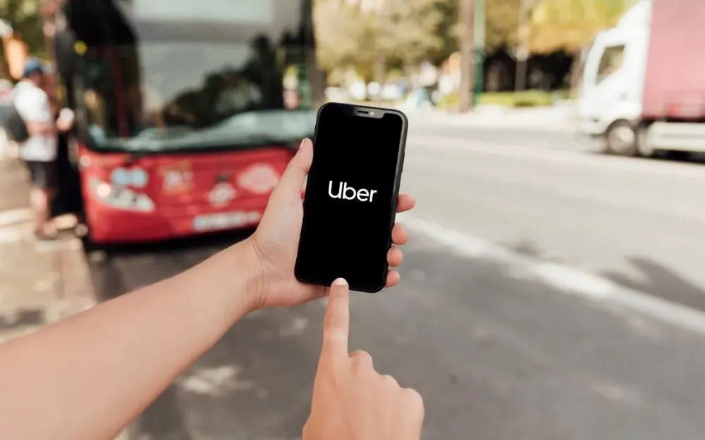 Uber anuncia corte de 3,3 mil funcionários e retoma crise de 2020