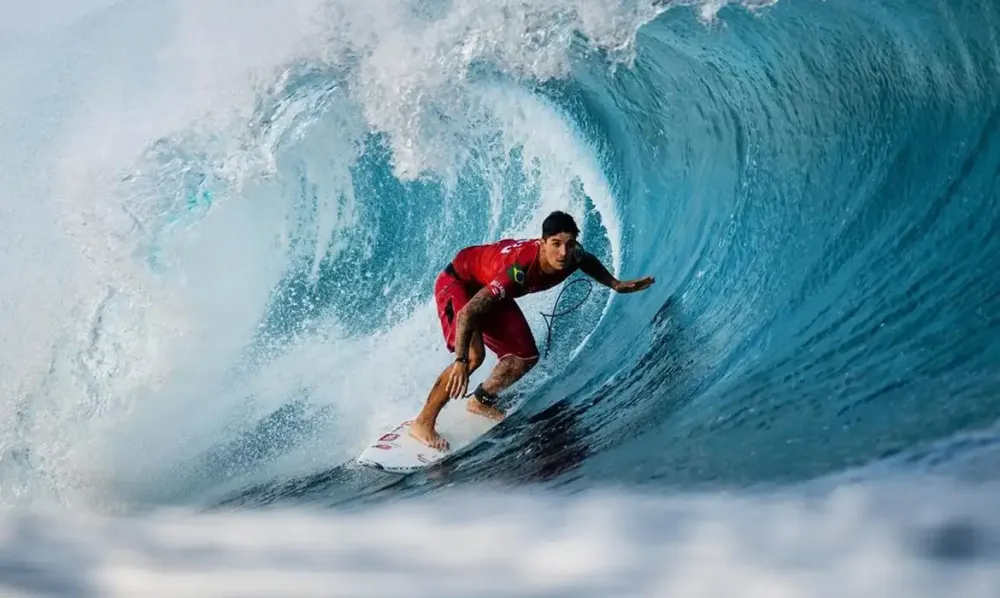 Gabriel Medina dá show, tira 10 na final, mas fica com o vice em Fiji