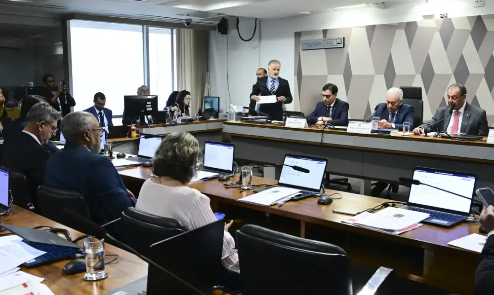 CCJ aprova PEC que prevê fim da escala 6x1 e projeto avança no Senado