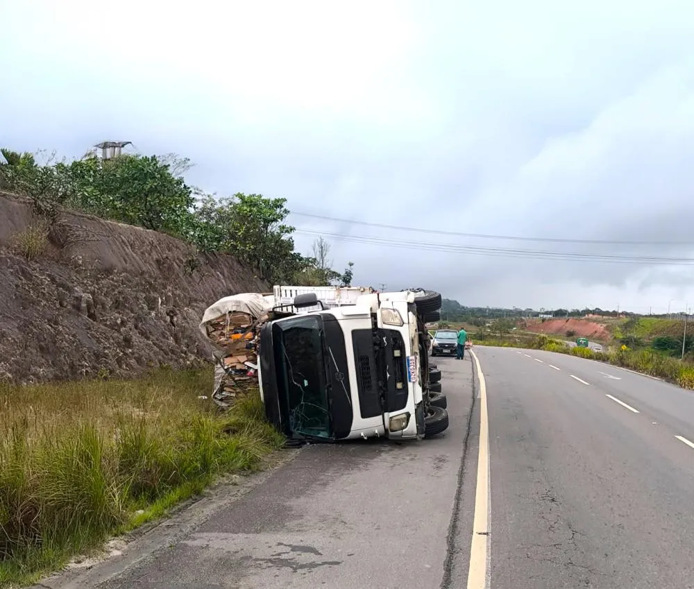 Carreta com carga de papelão tomba na Estrada da Cetrel, em Camaçari