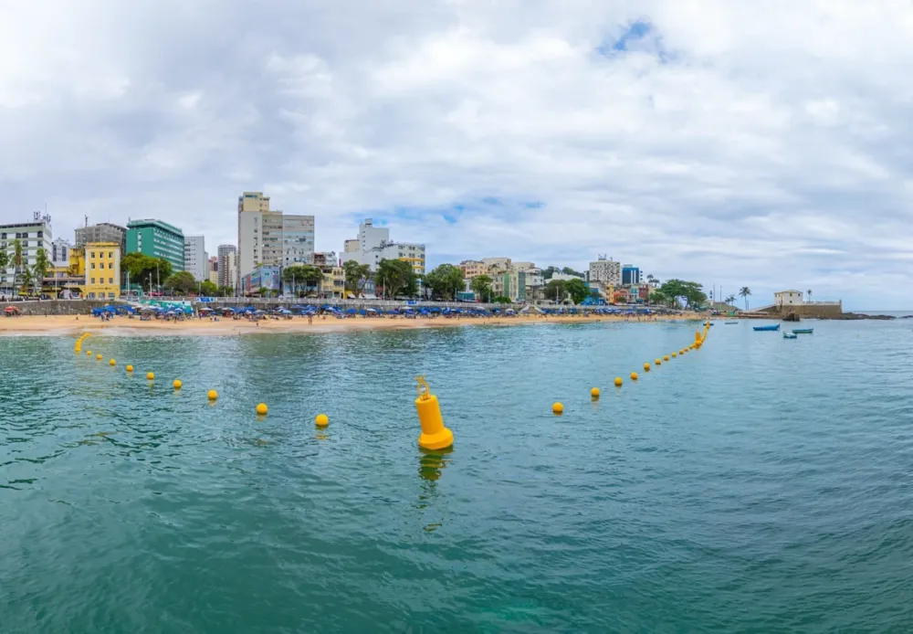 Salvador conclui instalação de boias para proteger banhistas no Porto da Barra