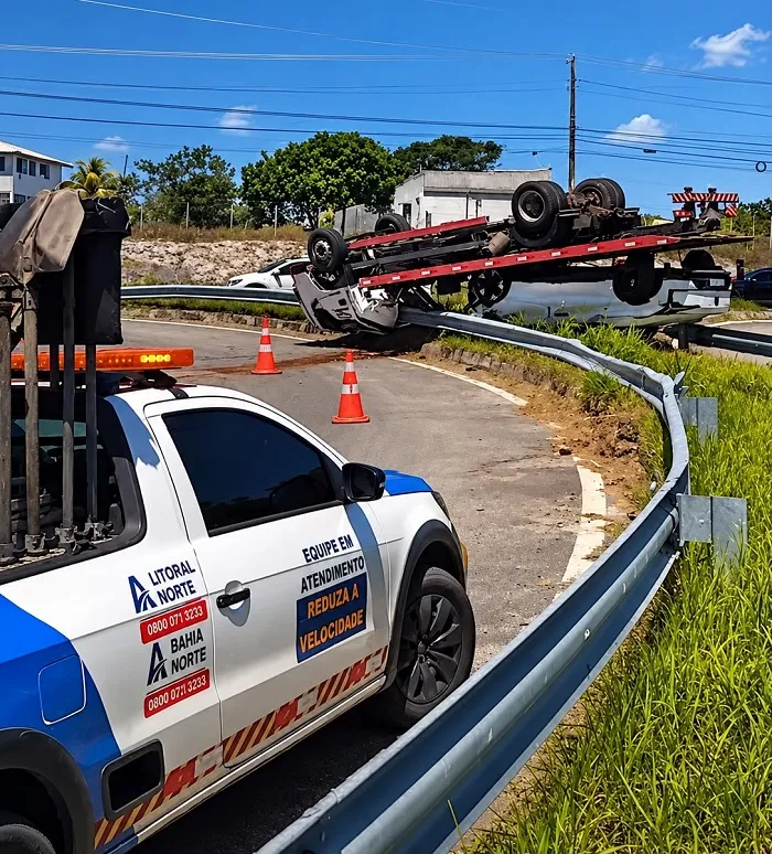 Caminhão-guincho capota e deixa motorista ferido em retorno da Estrada do Coco, em Guarajuba