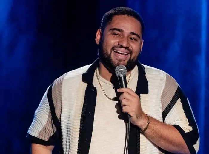 Teatro Alberto Martins recebe stand-up de Daniel Ferreira neste domingo (13), em Camaçari