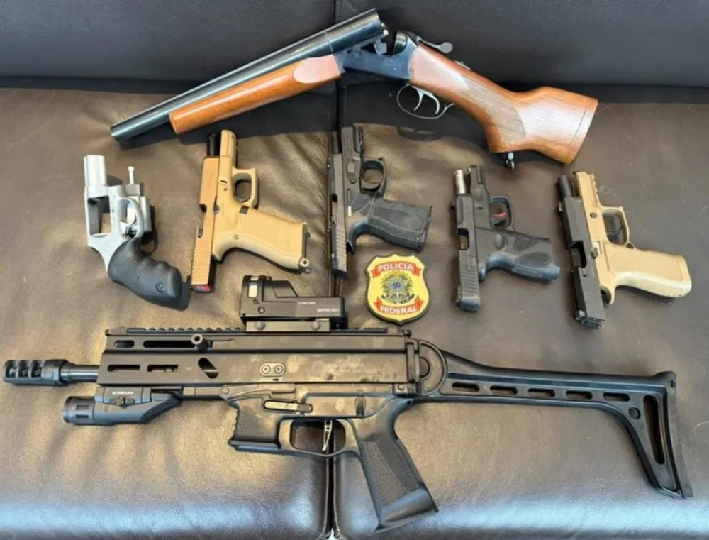 PF apreende sete armas de Mario Frias durante operação sobre filme de Bolsonaro