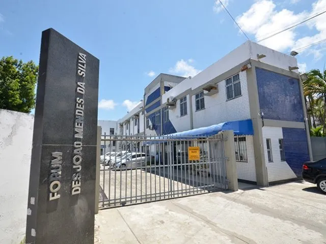 Homem é condenado a mais de 35 anos por feminicídio de grávida em Lauro de Freitas