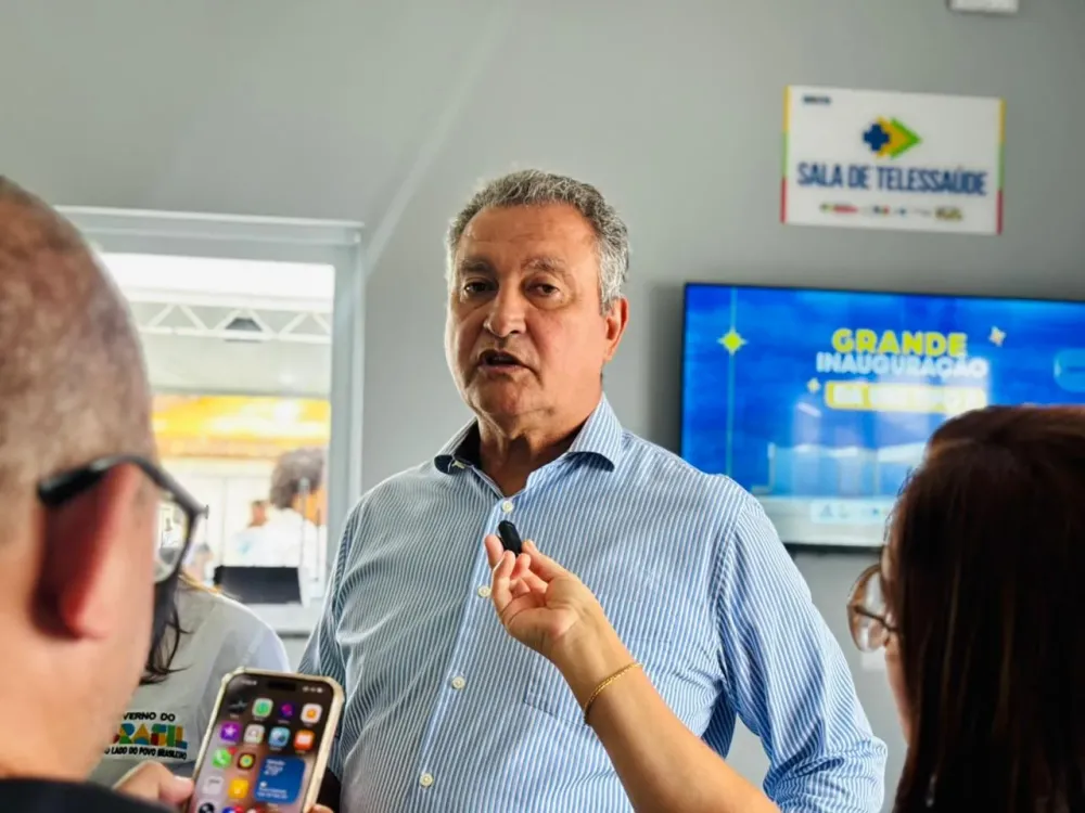 “E o dinheiro dos respiradores?”: Rui Costa é confrontado por morador em Salvador